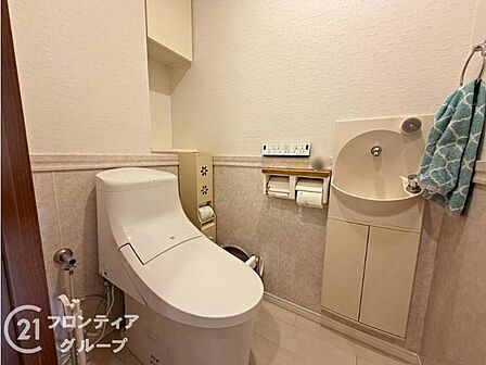 専用の手洗い場を設けた機能的でスタイリッシュなレストルーム！ゲストを招待した際も、気兼ねなく使っていただける配慮が行き届いていますね。白を基調とした空間が、清々しさと清潔感を感じさせます