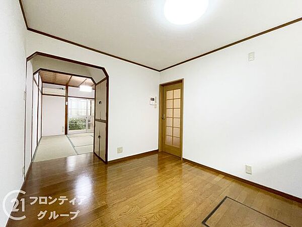和室8帖2室と和室10帖のゆとりある間取り、来客対応やくつろぎスペースに活用可。安朱小学校まで徒歩約2分と通学至近、公園やスーパーも近く子育てや買い物に便利な中古戸建てです