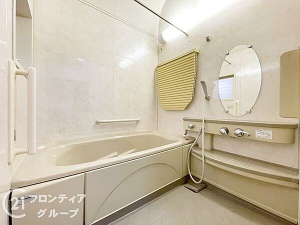 バスタブ付きで、ゆったりとお風呂に浸かり、疲れた体を癒せる贅沢な空間です。