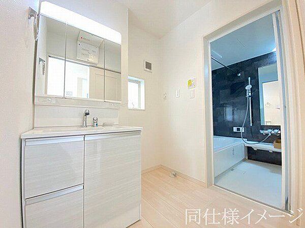 ＼同仕様写真／収納たっぷりのキャビネットは、使いやすく清潔感のある洗面室に！