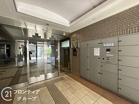 開放感のあるガラス越しに光が差し込み、ホテルのラウンジのような落ち着きを感じますね!宅配ボックス完備で忙しい毎日も快適に過ごせますし、コンシェルジュのような安心感に包まれて穏やかに過ごせそうですね!