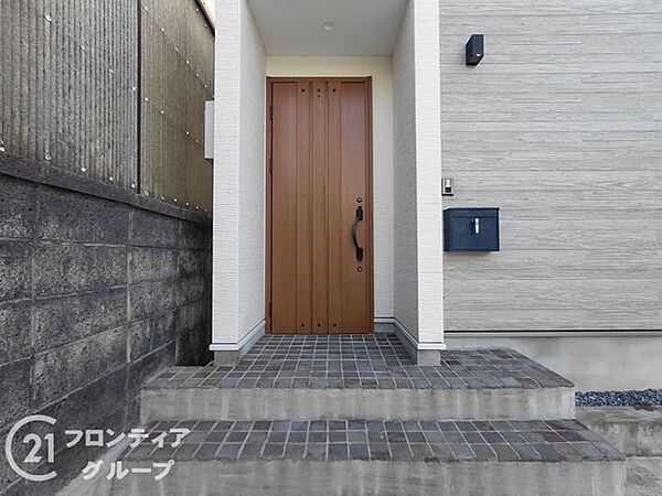 温かみのある木目調の玄関ドアが、住まう人を優しく迎え入れます。段差を抑えたアプローチや整然としたタイル敷きなど、毎日使う場所だからこその細やかな配慮が嬉しいですね