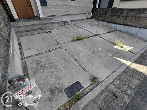 建物の前面には、コンクリート敷きのフラットな駐車スペースを確保しています。お車の出し入れがスムーズに行える広さがあり、自転車やバイクを置く場所としても多目的に活用できます