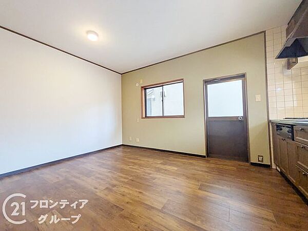 暖かみのあるフローリングと白い壁紙が、明るく開放的な雰囲気を醸し出すリビングです。二面に窓が配置されており、一日中柔らかな自然光が室内を明るく照らしてくれます。家族が集まる中心の場としてふさわしい心…