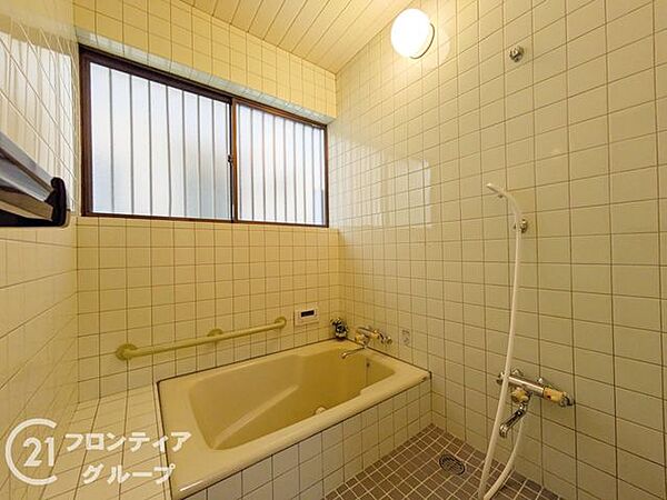 白を基調とした清潔感を演出する、リラックス空間としての浴室です。一日の疲れをゆったりと癒やす、開放感のあるバスタイムを提供します