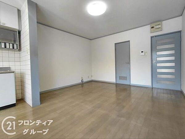 木の温もりが伝わるフローリングが印象的な、開放感のあるリビングです。シンプルな内装はどんな家具とも相性が良く、自分好みのインテリアで空間を彩る楽しみがあります。家族が集う、明るく穏やかな場所ですね