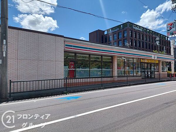 セブンイレブン長岡京駅東口店 徒歩9分。 670m