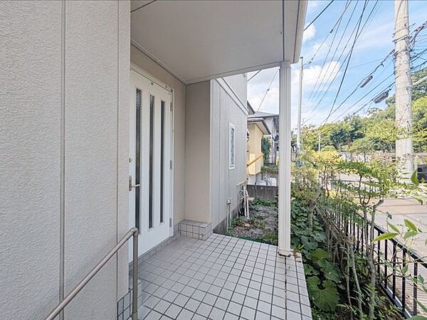 白を基調とした清潔感あふれる玄関がお出迎えします。屋根付きのポーチがあるため雨の日のお出かけや帰宅時も、慌てることなくスムーズに動ける設計となっているのも嬉しいポイントです