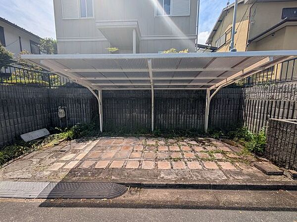 大切な愛車を雨風から守るカーポートが完備されています。足元は舗装されており、お買い物帰りの重い荷物の運び出しや、お子様を連れての乗り降りもスムーズに行える使い勝手の良い設計です