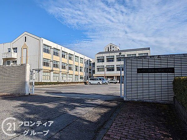 大津市立仰木の里小学校 徒歩9分。 720m