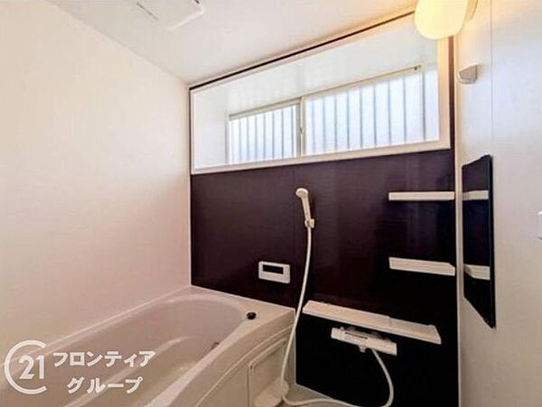 シックなアクセントパネルが印象的な浴室は、一日の疲れを癒やすのに最適なプライベート空間です。窓から差し込む自然光が明るく、湿気対策も考慮された清潔感のある設計となっており、快適なバスタイムを過ごせます