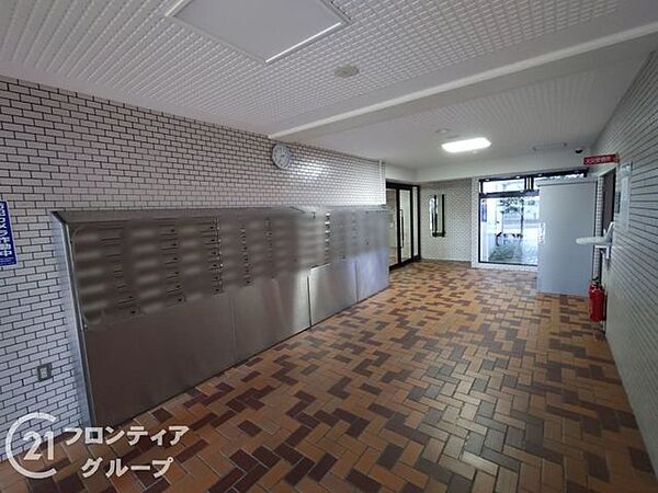 広々としたロビーを歩くたびに、この住まいを選んだ喜びが込み上げてきますね！細部までこだわり抜かれたインテリアや照明が、日常の中に非日常のステータス感を与えてくれます