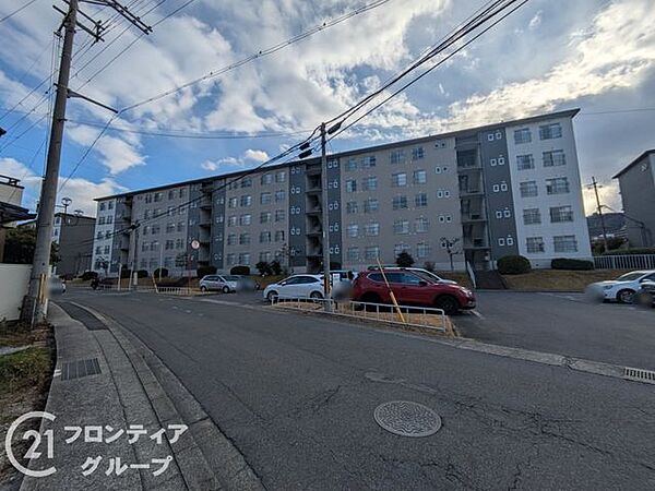 太陽の光をいっぱいに浴びる開放的な外観は、帰ってくるたびに明るい気持ちにさせてくれますね！植栽の緑と青い空のコントラストが美しく、ここでの新生活がより一層楽しみになる素敵な住環境です