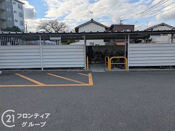 清潔感あふれるアプローチを歩くたび、プライベートな時間へと切り替わるワクワク感がありますね！緑豊かな環境に包まれた入り口は、ゲストを招く際も自信を持ってエスコートできる誇らしい空間です