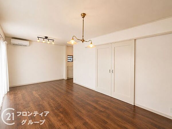 温かみのあるフローリングが印象的なリビングです。大きな窓から注ぐ自然光が室内を明るく包み込み、家族が集う場所として理想的な開放感があります。家具の配置がしやすい間取りで自分好みの空間を作れます