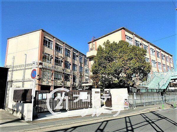 京都市立百々小学校 徒歩4分。 300m