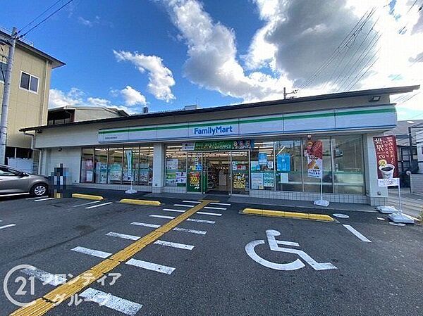 ファミリーマート京都清水焼団地店 徒歩7分。 550m