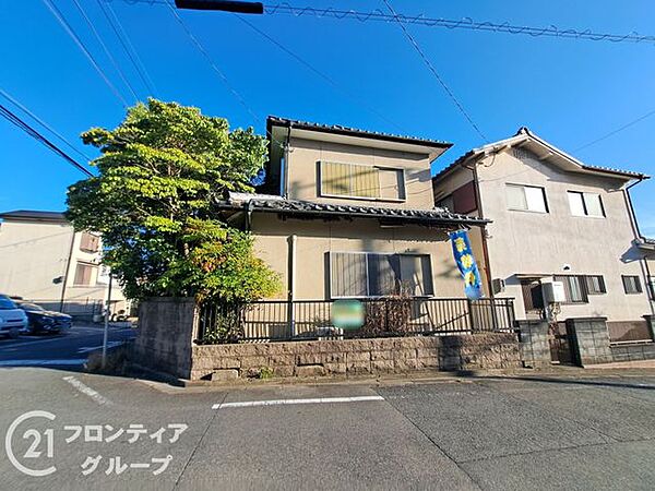 二方向が道路に面した開放感あふれる角地は、どこに窓を配置しても明るい光が差し込みそうですね！家族のこだわりを詰め込んだ間取りを想像するだけで、これから始まる家づくりがどんどん楽しみになりますね！