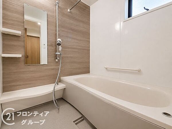 木目調のアクセントパネルが落ち着いた空間を演出するシステムバスです。ゆったりとした浴槽は一日の疲れを癒やすのに最適で、窓があるため湿気がこもりにくく、毎日気持ちよく入浴を楽しむことができます