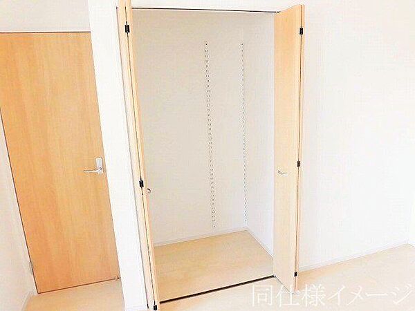 ＼同仕様写真／奥行きのあるクローゼットでたっぷり収納できますね