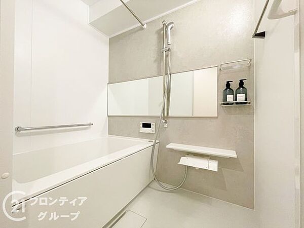 広々としたバスルームで、心地よいリラックスタイムを楽しめます。快適な空間で、日々の疲れを癒す贅沢な時間を提供します。
