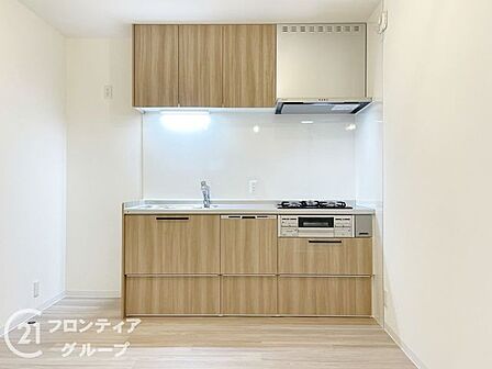 3口コンロに食洗機付きと、忙しい毎日を支える充実の設備が嬉しいですね!お手入れのしやすさと使い勝手の良さを両立したキッチンなら、こだわりのお料理もスムーズに捗り、心にゆとりが生まれます