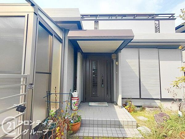 屋根付きのポーチがあるため、雨の日のお出かけや帰宅時も濡れる心配がなく安心です。重厚感のある玄関ドアが、訪れる人を温かく迎え入れる気品ある空間を演出しています