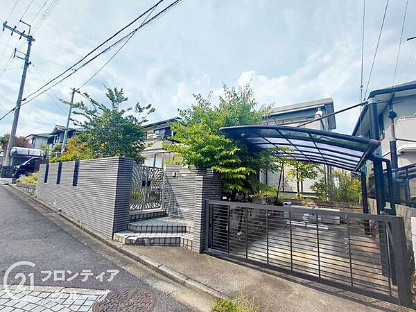 落ち着いた住宅街の中に位置しており、窓を開けていても静かな時間が流れますね！近隣の方々の手入れも行き届いた綺麗な道路が、街全体の質の高さを物語っていますね！