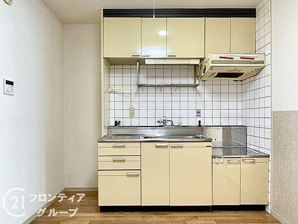 暮らしの質を高める機能美に満ちた調理空間！お手入れのしやすいワークトップや充実した設備が整い、美味しい香りと幸せな会話が自然と広がる家庭のメインステージ！