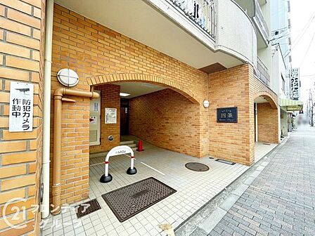 クラシカルな雰囲気が漂う素敵なエントランスですね!レンガの柔らかな質感が、都会の喧騒を忘れさせてくれるようです。家族やゲストを温かく迎え入れてくれる、優しさに包まれた設計が魅力ですね!
