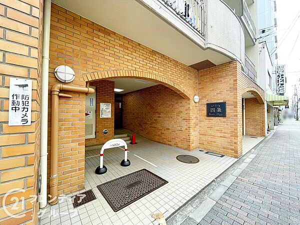クラシカルな雰囲気が漂う素敵なエントランスですね！レンガの柔らかな質感が、都会の喧騒を忘れさせてくれるようです。家族やゲストを温かく迎え入れてくれる、優しさに包まれた設計が魅力ですね！