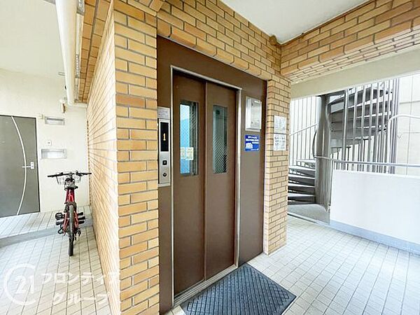 エレベーターホールや廊下などの共有部分は、広々とした造りで開放感があります。掲示板による情報共有も適切に行われており、住民同士の良好なコミュニティが育まれている様子が伝わってきます