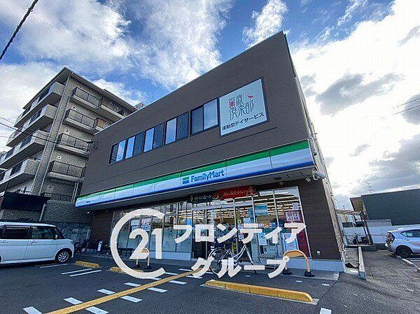 ファミリーマート城陽駅南店 徒歩4分。 290m