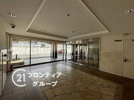 モダンで洗練されたロビーは、まるで高級ホテルのラウンジにいるような気分になれますね！静寂と安らぎに満ちたこの場所なら、一歩足を踏み入れるだけで都会の喧騒を忘れさせてくれることでしょう