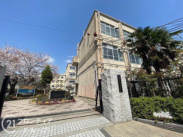 京都市立蜂ケ岡中学校 徒歩12分。 910m