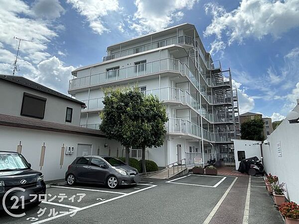はじめてのマイホーム購入は、わからないことだらけで当然です。資金計画から物件選びまで、順を追ってスタッフが一緒に考えていきます
