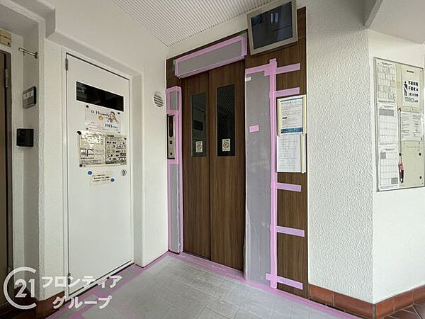 エレベーターホールは落ち着いた色合いで統一され、これからの新生活への期待がさらに高まります。手入れが行き届いた廊下は静かで穏やかな環境が保たれており、住む人の心地よさを追求した設計となっています