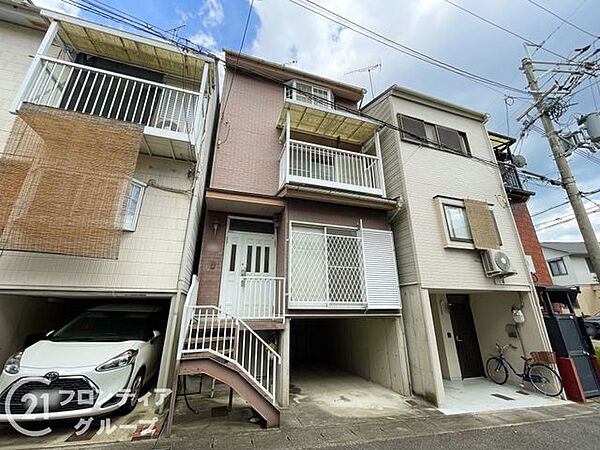 大切に住み継がれてきたことが伝わる、手入れの行き届いた清潔感のある外観です。落ち着いた色合いのタイルが街並みに馴染み、帰宅するたびにホッとするような安心感を与えてくれますね