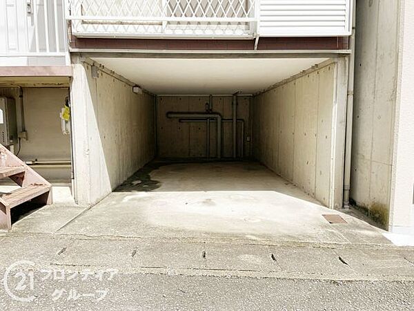 建物下の駐車場は、夏場の直射日光を避けられるのが嬉しいポイントですね！お出かけの際も車内が暑くなりすぎず、快適にドライブをスタートできます。雨の日でも濡れずに快適に乗り降りできます。