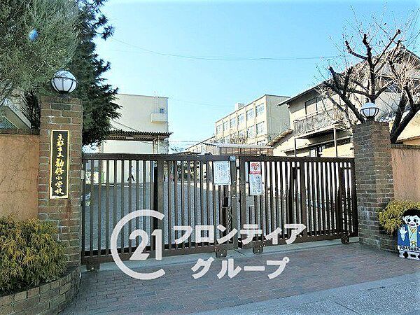 京都市立勧修小学校 徒歩5分。 370m