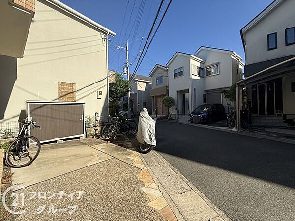 玄関からスムーズにアクセスできる使い勝手の良い駐車スペースです。前面道路との高低差も少なく、運転が苦手な方でもストレスなく出し入れが行える設計となっております。自転車やバイクの駐輪にも適した広さです