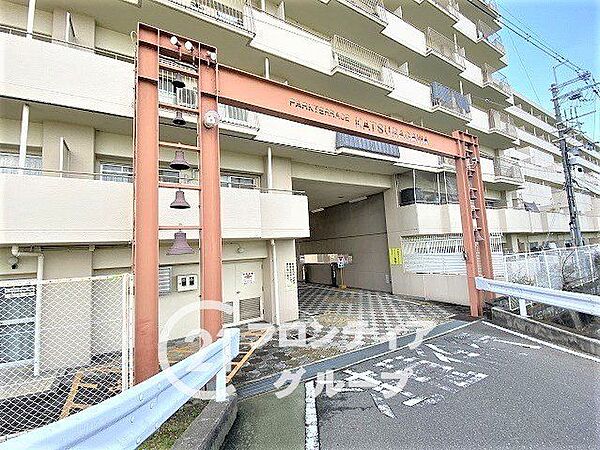 マンションのエントランスは、住まう方々を迎える洗練された空間です。日常の出入りを快適にするための工夫がされています。
