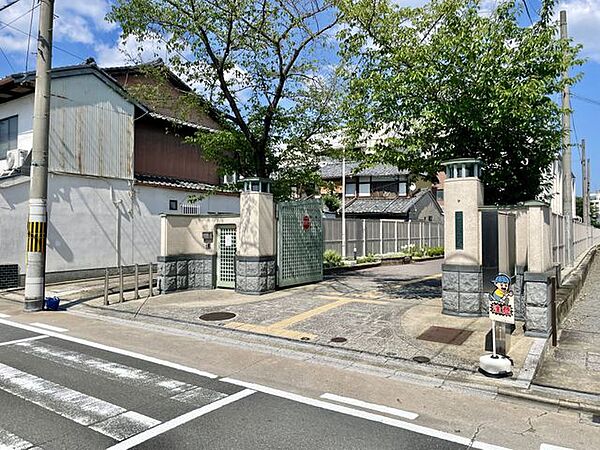 京都市立仁和小学校 徒歩8分。 610m