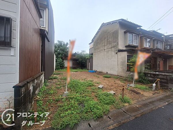 澄み渡る空の下で整えられた現地を見ると、ここにどんな素敵な家が建つのか想像するだけでワクワクしてきますね！日々の暮らしに安らぎを与える陽だまりの空間は、新しい生活のスタートにふさわしい場所ですね！