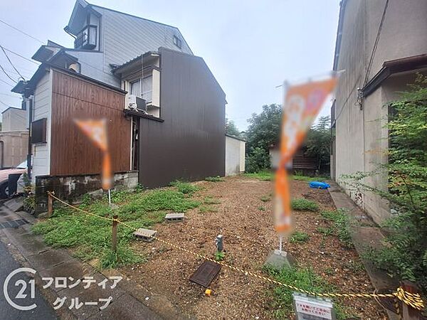 前面道路は落ち着いた交通量で、小さなお子様がいるご家庭でも安心感を持って生活していただけます　見通しも良くお車の運転が苦手な方でも、スムーズに庫入れができるゆとりがしっかりと確保されているのが特徴です