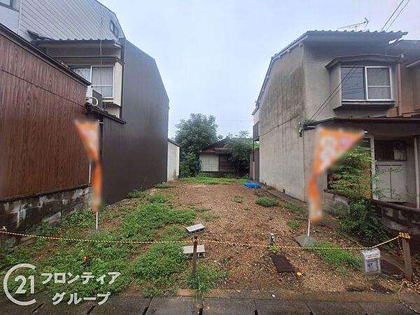ゆとりのある駐車スペースが計画されており、大きめのお車をお持ちのご家族でも安心してお過ごしいただけます　お買い物帰りや雨の日でもスムーズに荷物の出し入れができる、機能的で使い勝手の良い設計が魅力です