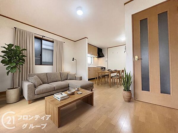 【家具CGイメージ】木の温もりを感じるフローリングと、明るい陽射しが差し込む開放的なリビングです。家族全員が自然と集まりたくなるような、心地よい団らんの場を提供してくれます