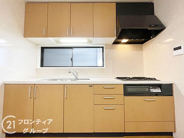 家族の笑顔を見渡せる広々とした調理スペースが素敵ですね！手入れが良く清潔感があるため、そのままでも気持ちよく使い始められるのが中古物件ならではの魅力ですね！