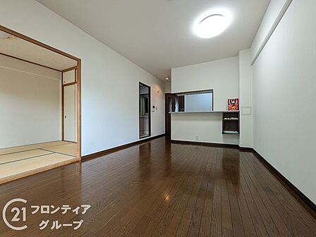 窓から明るい陽光が差し込むリビングは、家族全員が自然と集まりたくなる温かな空間です キッチンからの見通しも良く、家事をしながらでもお子様の様子を見守れる安心感があります 穏やかな時間が流れるお部屋です
