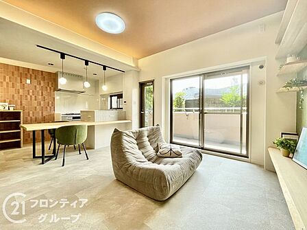 たっぷりの陽光が降り注ぐ広々としたリビングは、家族との大切な時間を豊かに彩ります。開放感あふれる空間で、心地よい暮らしを実現します